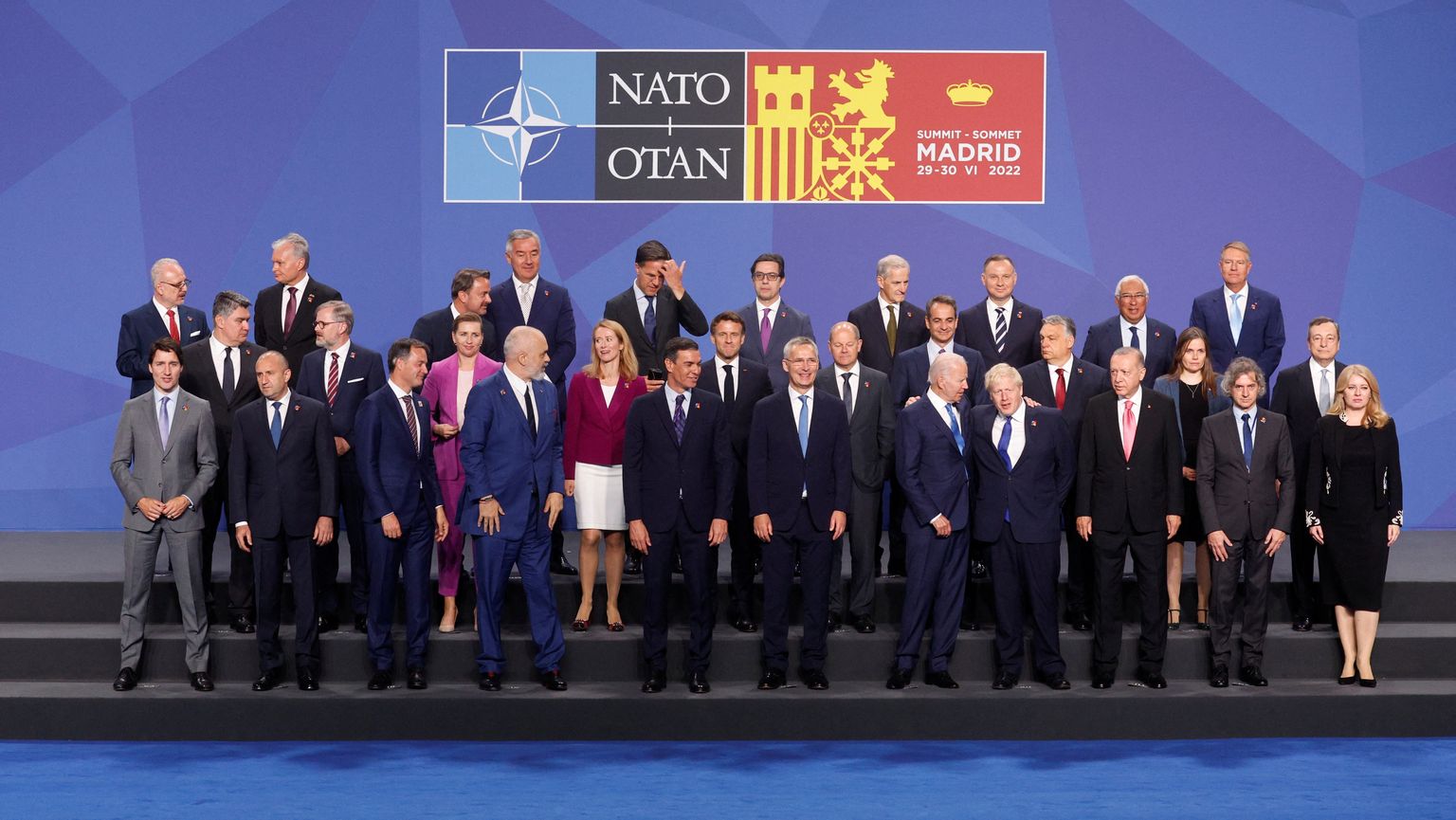 NATO liikmesriikide riigijuhid poseerimas ühispildil NATO kohtumisel Madridis. Juuni 29, 2022. REUTERS/Susana Vera