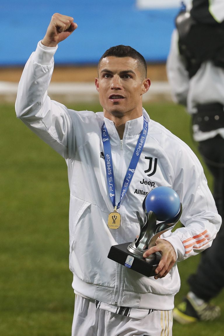 Cristiano Ronaldo tähistab Itaalia superkarika võitu. Napolist oldi üle 2:0.