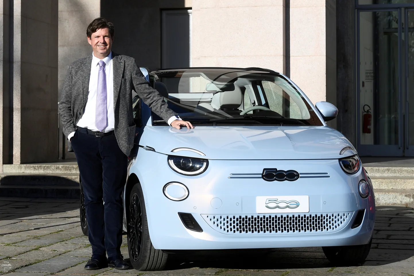 Fiati tegevjuht Olivier François elektrilise Fiat 500 kõrval.