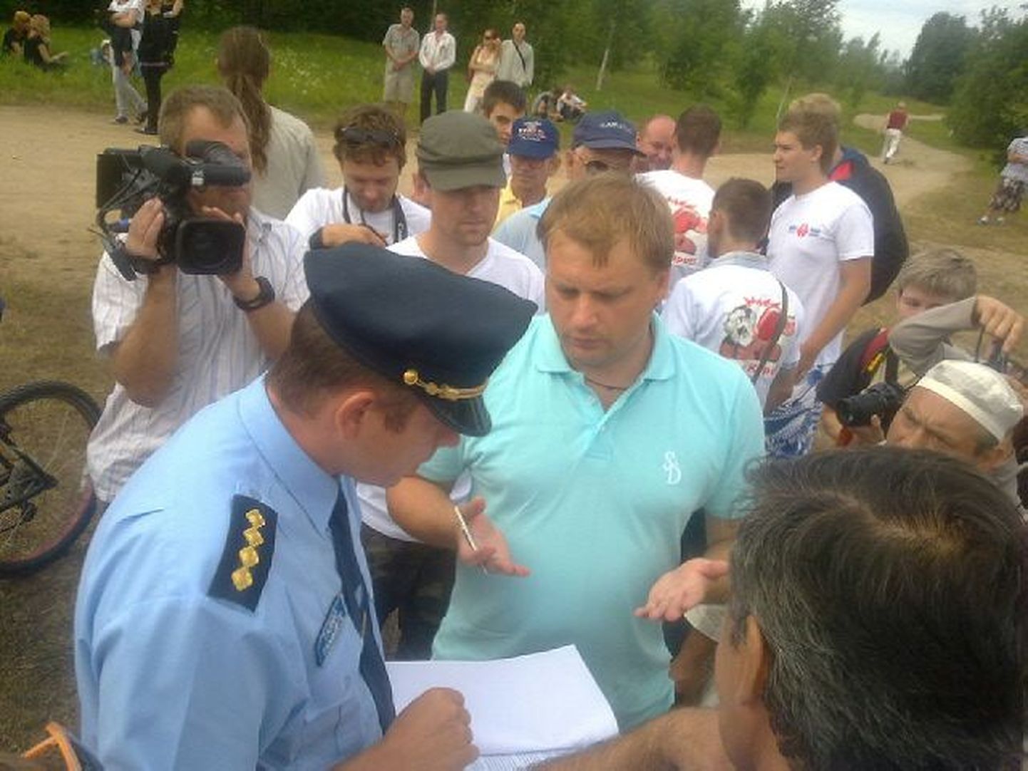 До начала митинга Дмитрий Линтер дал подпись полицейскому.