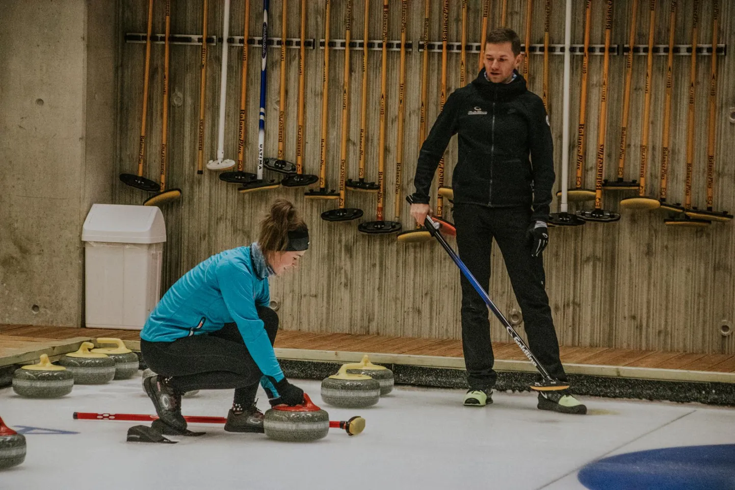 Proff Harri Lill õpetab visketehnikat. Paremakäelisel on parem jalg pakul, et tõugata, vasak täistallal maas, hari vasakus käes aitab tasakaalu hoida ja kivi tuleb saata teele vindiga.