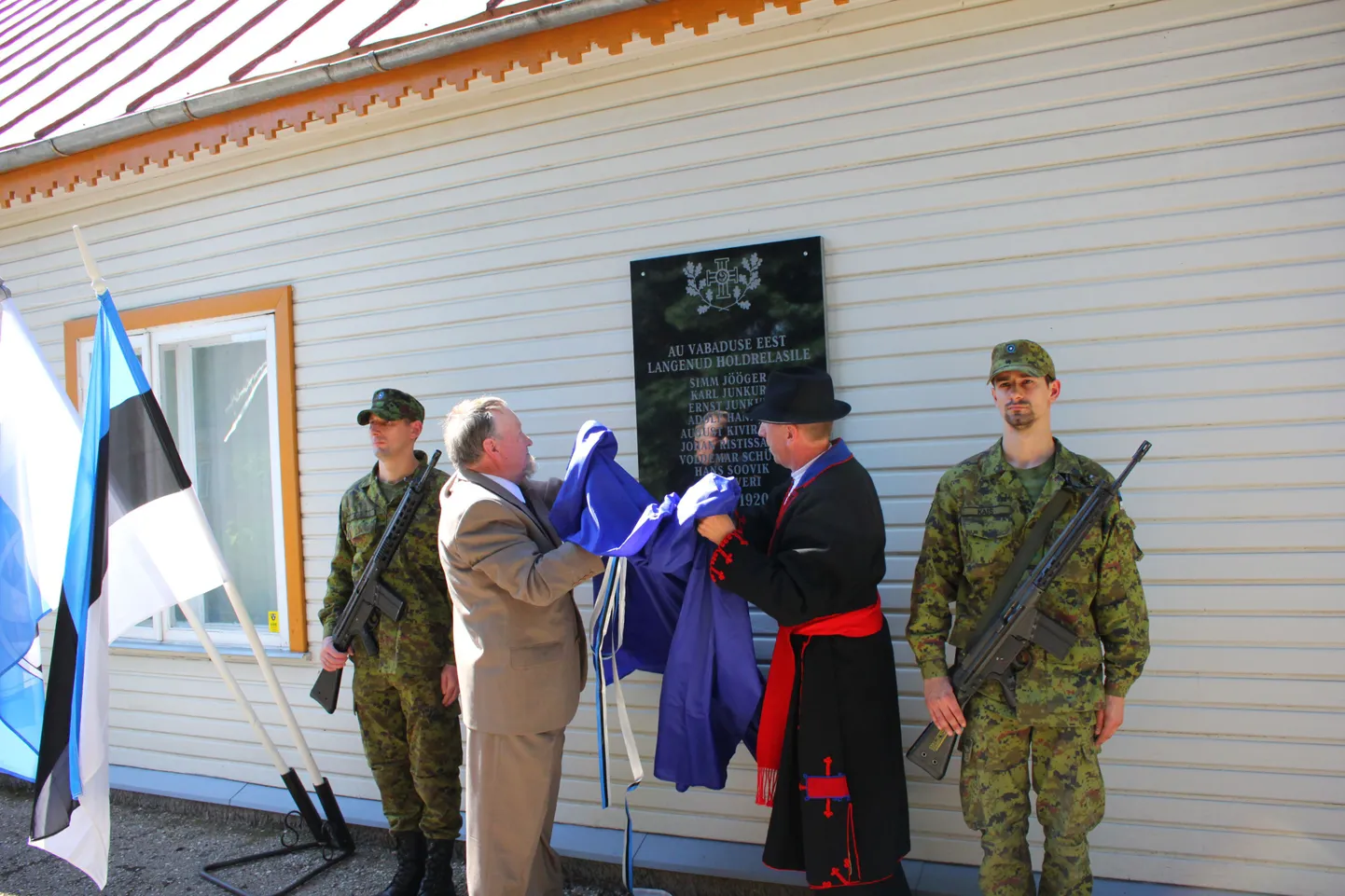 Legendi järgi on algselt Holdre lossis asunud mälestustahvel Vabadussõjas langenud holdrelaste nimedega Õhne jõe põhjamudas. Helme vallamaja seinal avati selle koopia.