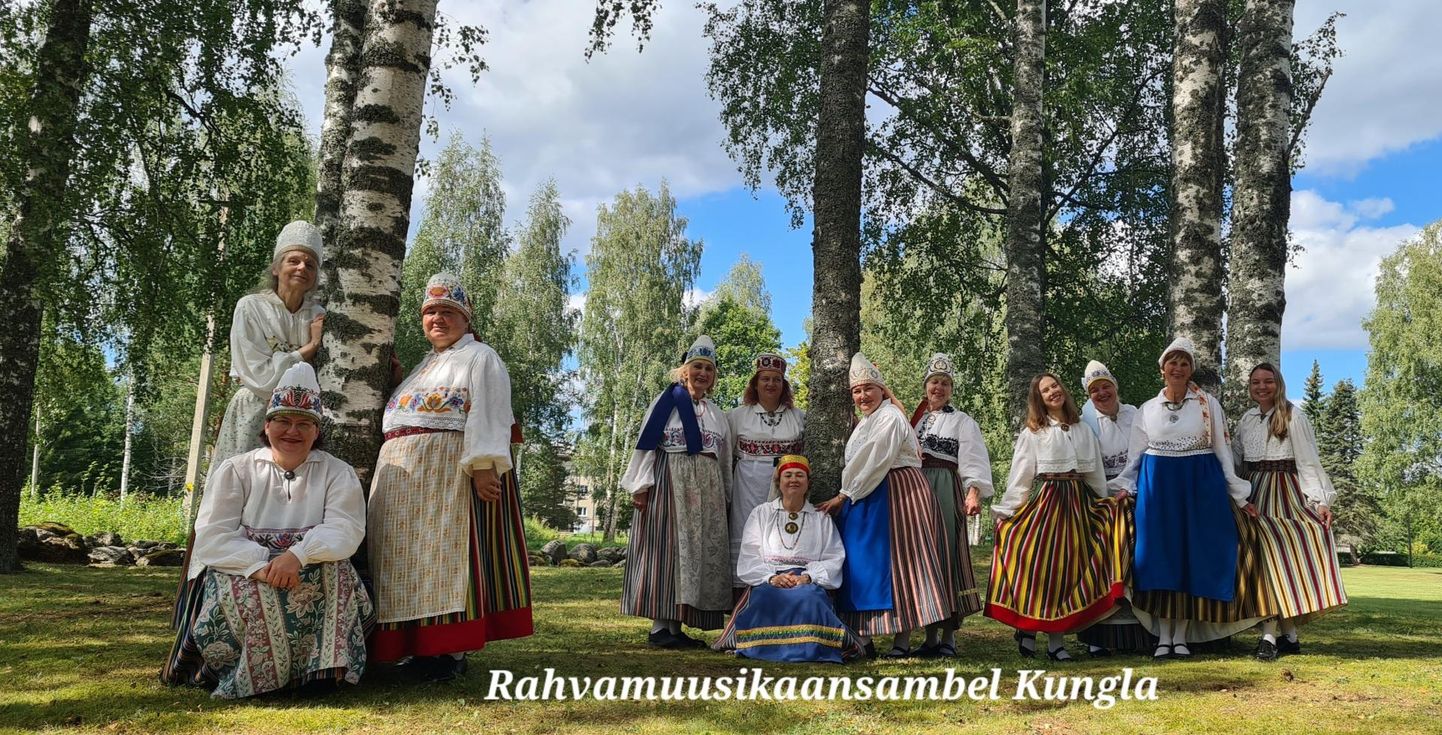 Rahvamuusikaansambel Kungla naudib kaunist hetke Tudulinnas. Paremalt esimene Hellika Kallaste, neljas Hanna Nõmmik.