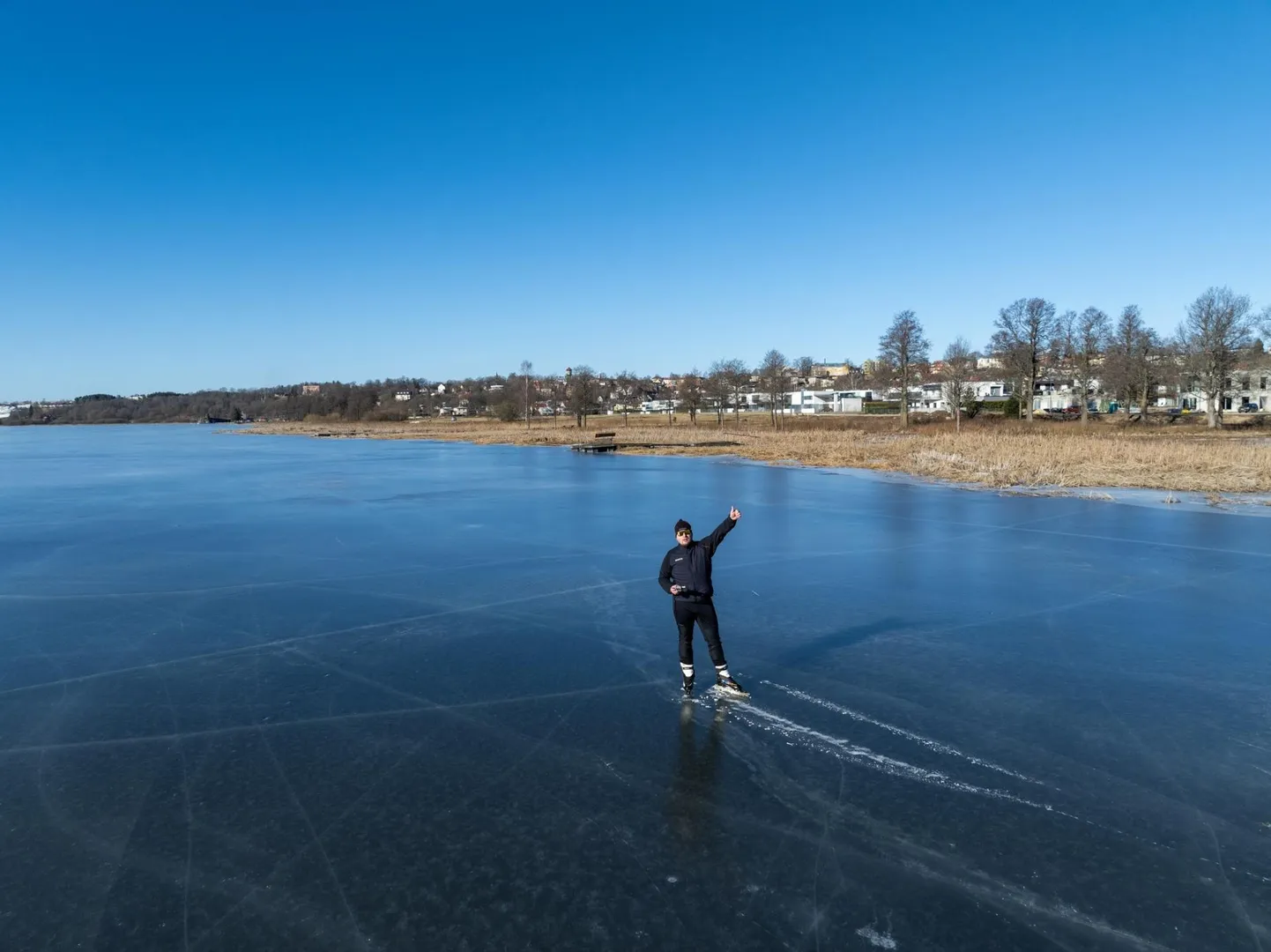 Kristjan Kivistik tegi kolmapäeva hommikul Viljandi järvel uisusõidu ja veendus, et jääolud on selleks ideaalsed.