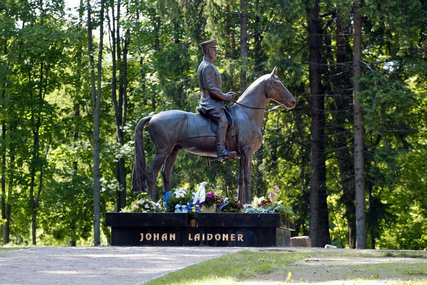 Kindral Johan Laidoneri ratsamonument Viljandi lossimägede veerel on siiani ainus Viljandis asuv Vabadussõjaga seotud mälestusmonument.