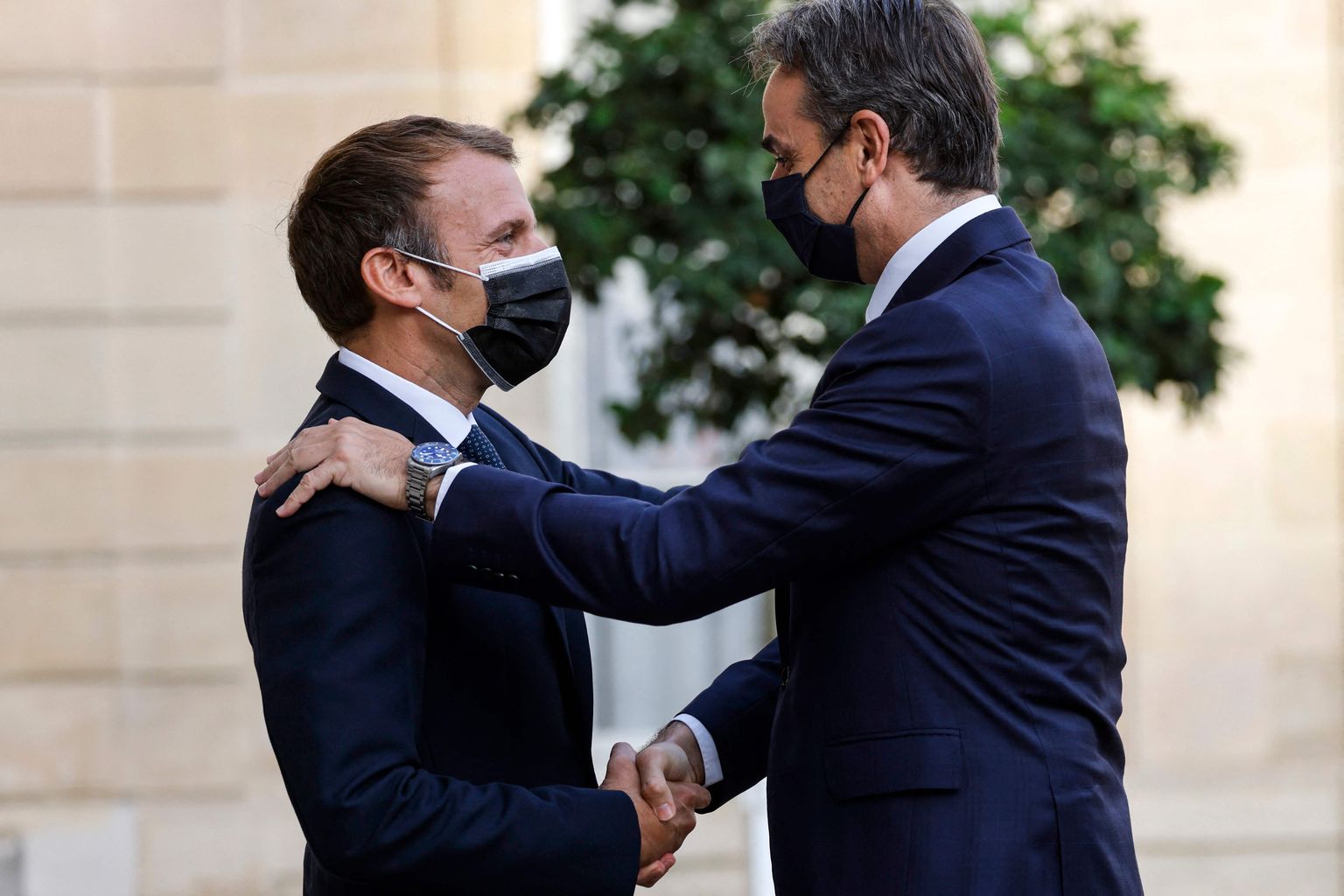 Prantsuse president Emmanuel Macron (vasakul) ja Kreeka peaminister Kyriakos Mitsotakis Pariisis 28. september 2021.