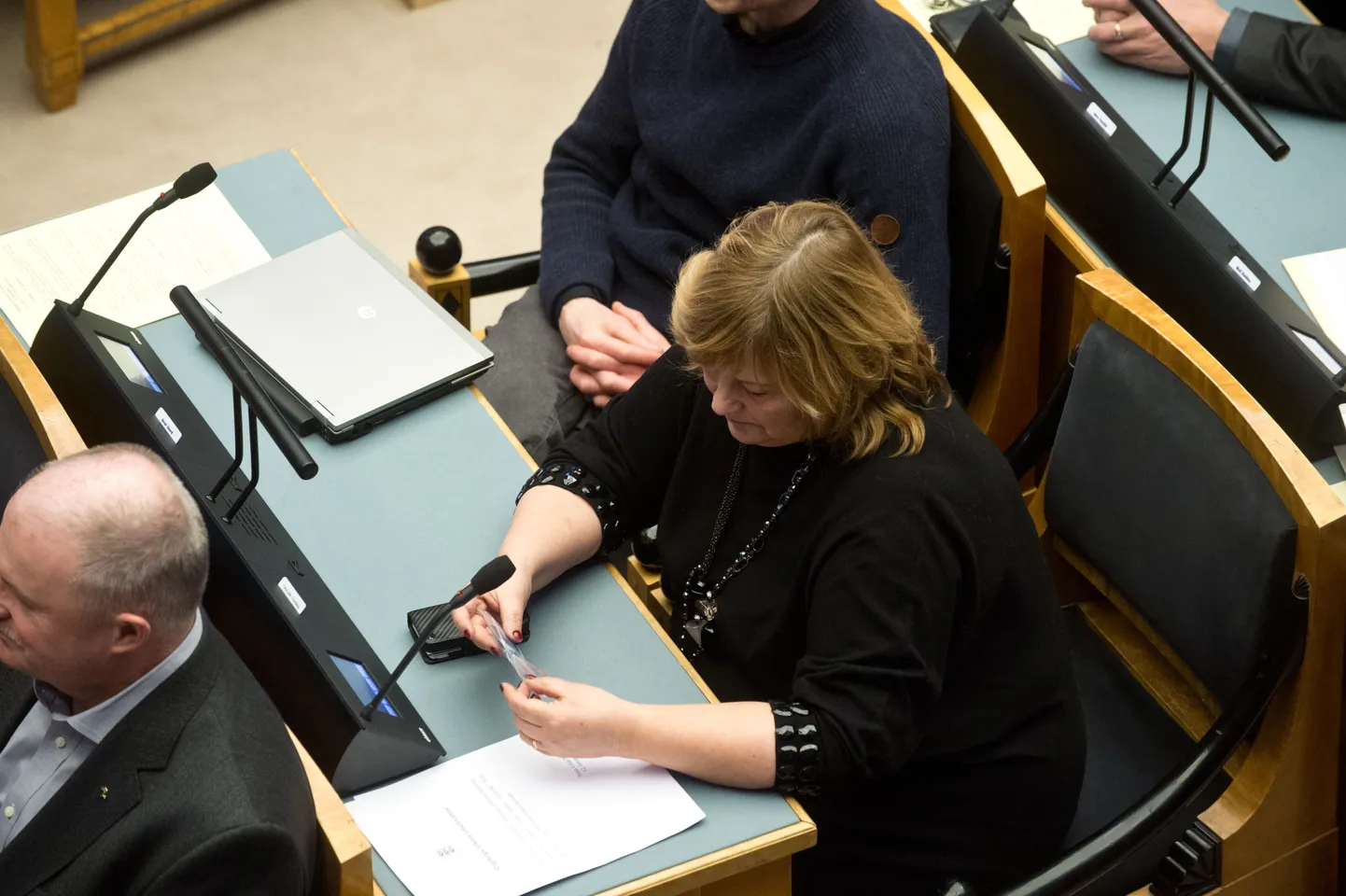 Värske riigikogu liige Tiina Lokk-Tramberg ametivannet andmas.