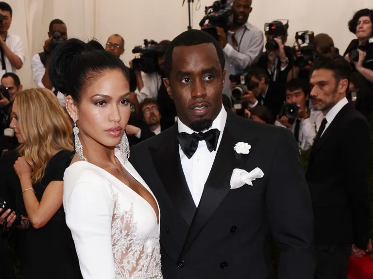 Diddy koos endise tüdruksõbra Cassiega, kes hiljem süüdistas lauljat vägistamises ning vihjas ka ise seksimaratonidele, mida Diddy oma pidude ajal korraldab.