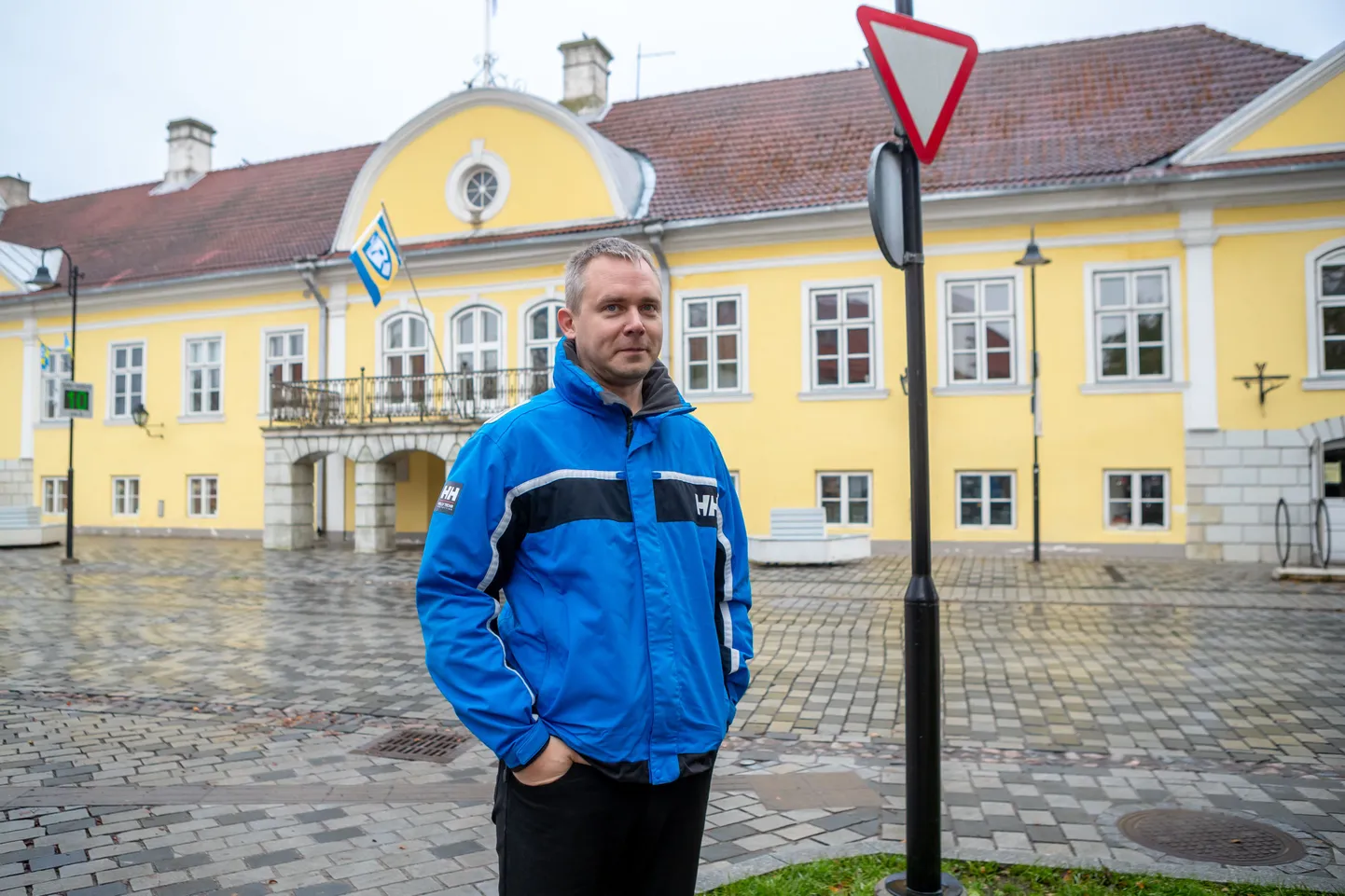 SILVER VARENDI näitas sügisel Saarte Hääle veebilehel avaldatud videotes kohti Kuressaare liikluses, mis võivad kas teadmatusest või tähelepanematusest segadust tekitada. Nüüd tegi ta valukohtade parandamiseks konkreetsed ettepanekud.