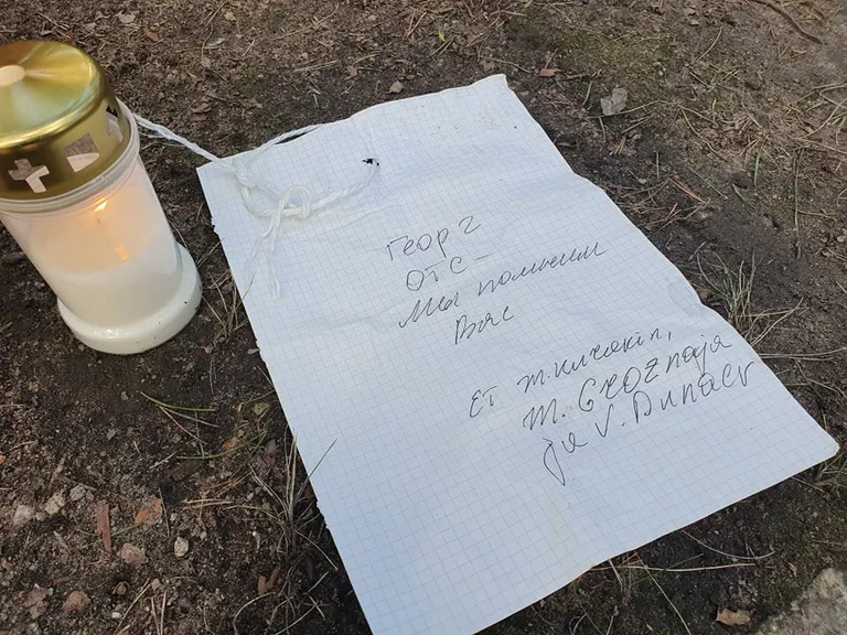 Kiri Georg Otsa haual 100. sünniaastapäeval.