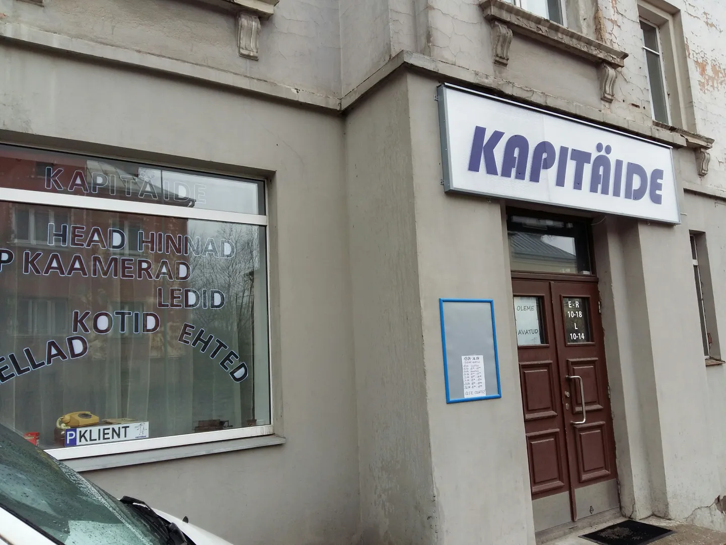 Kaupluse Kapitäide aken ja uks.