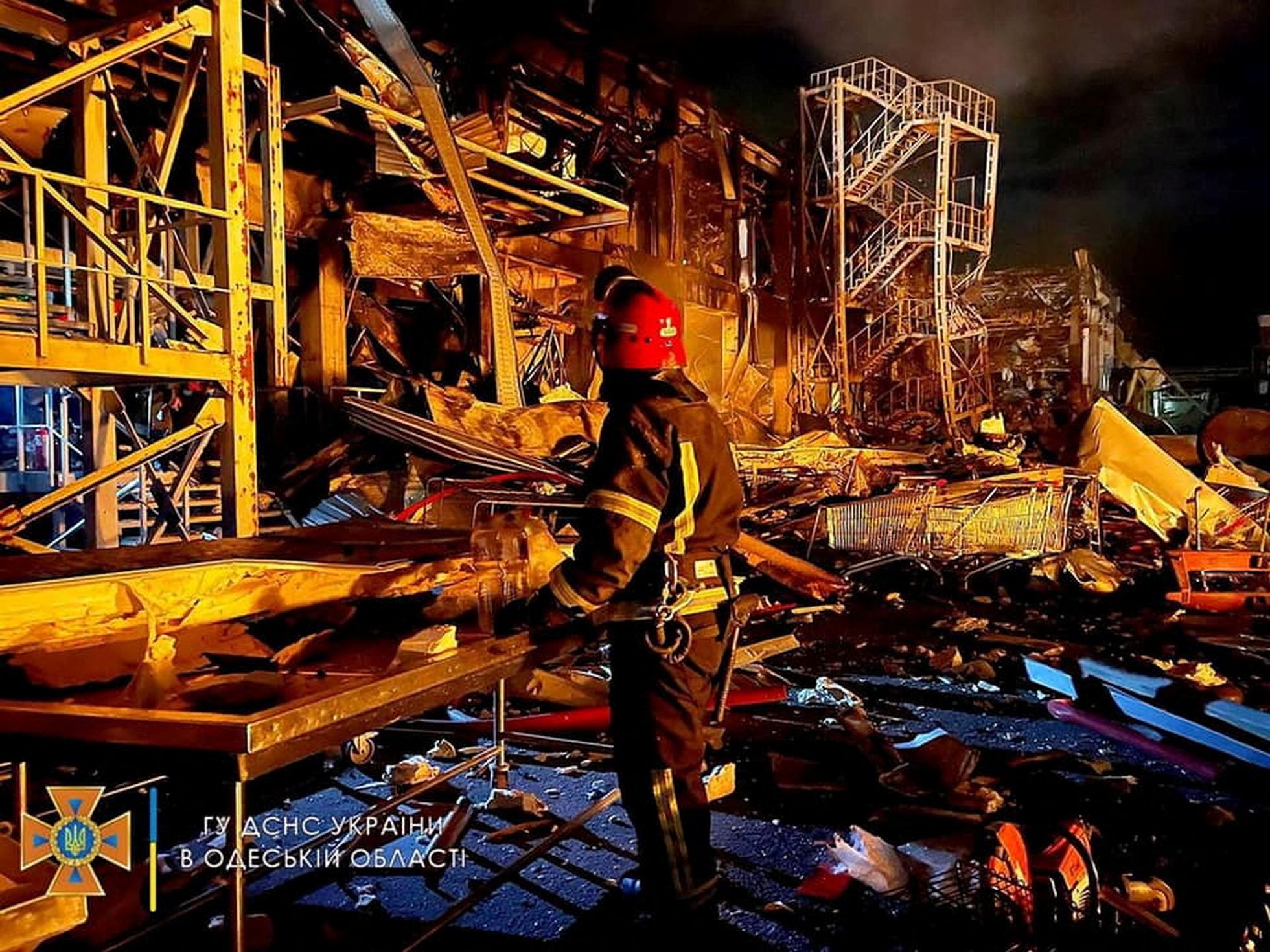 Tuletõrje kustutamas Odessas Vene vägede rünnaku tagajärjel tekkinud purustusi.