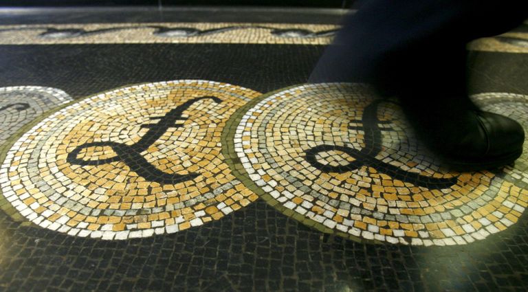 Briti keskpankur 25. märtsil 2008 töö juures naela sümbolitel sammumas.