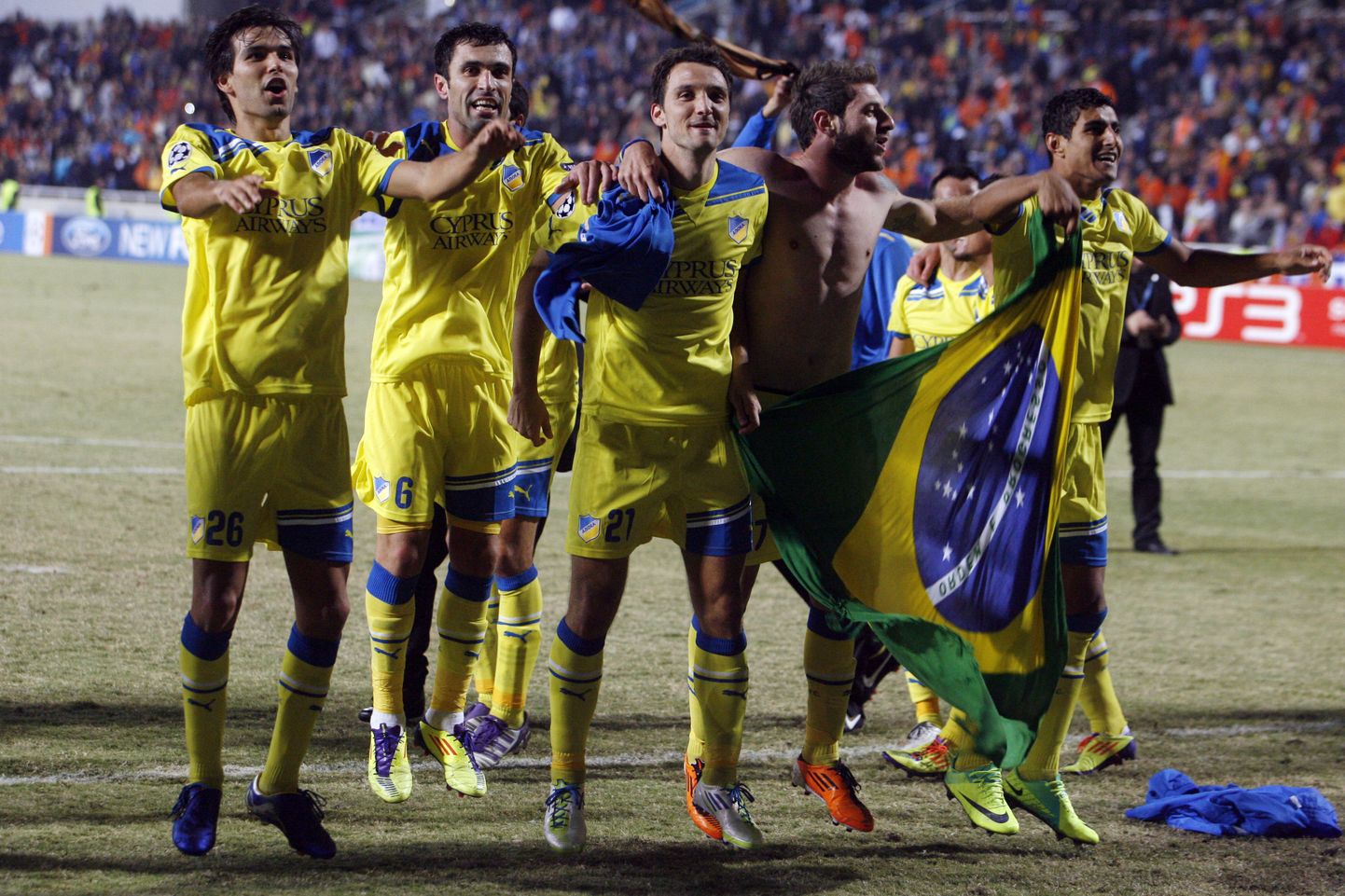 Футболисты кипрского "Ароэля" радуются победе над "Порто".
