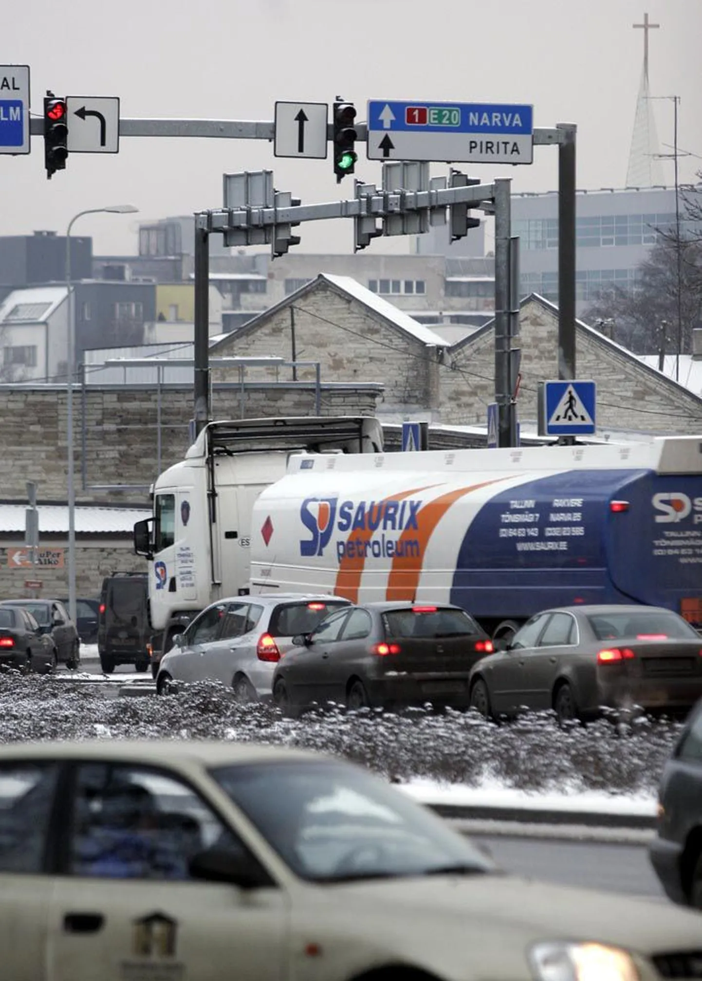 Ohtliku veosega tsisternauto Tallinnas Ahtri tänavas teiste sõidukite vahel.