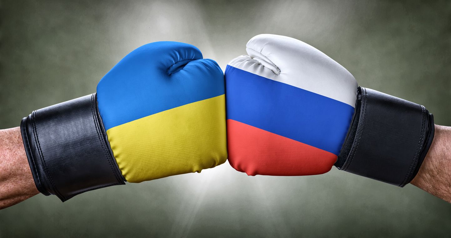 Флаги Украины и России. Иллюстративное фото.