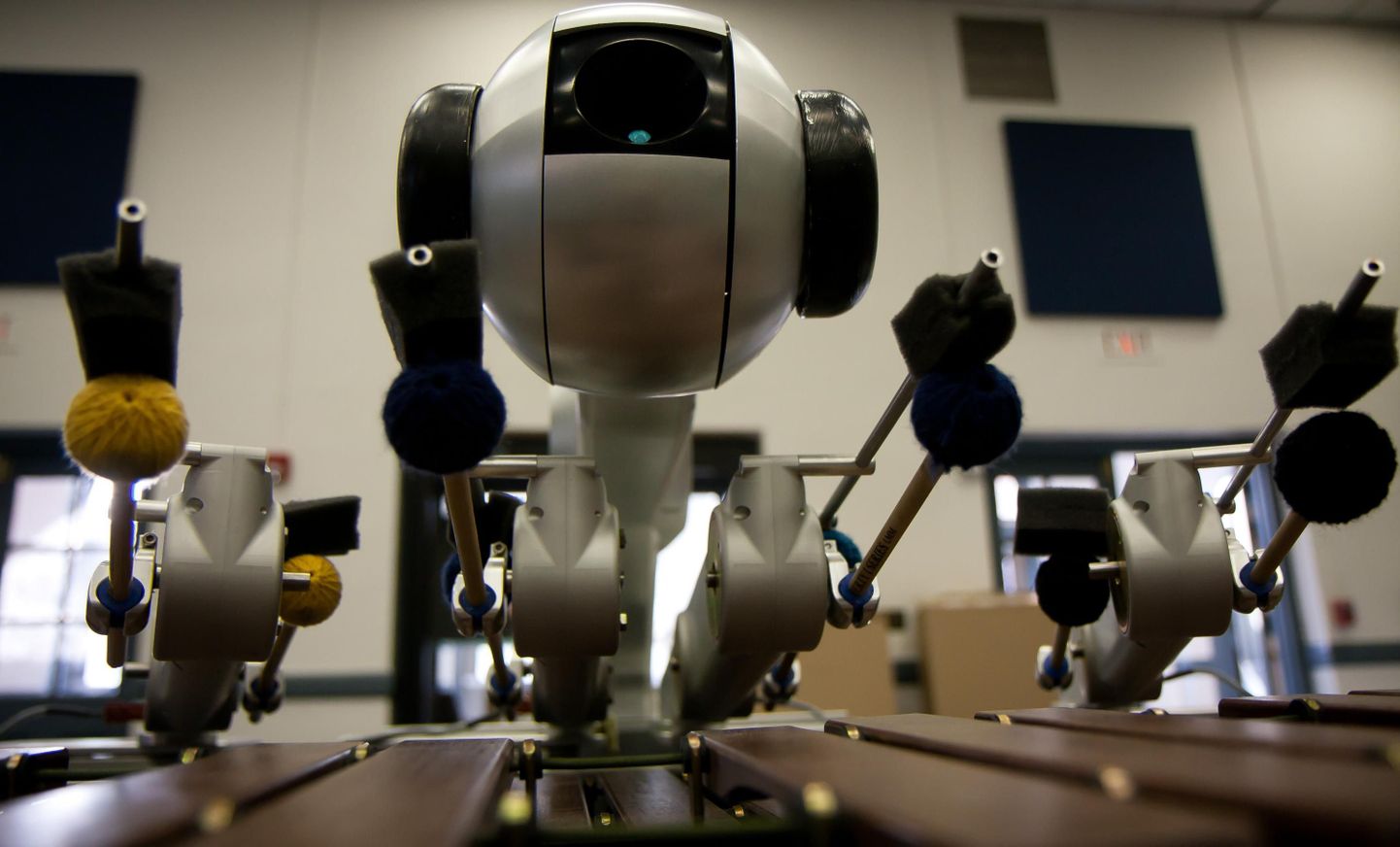 Robot Shimon kannab oma muusikapalad ette marimbafonil ehk ksülofonisarnasel pillil.