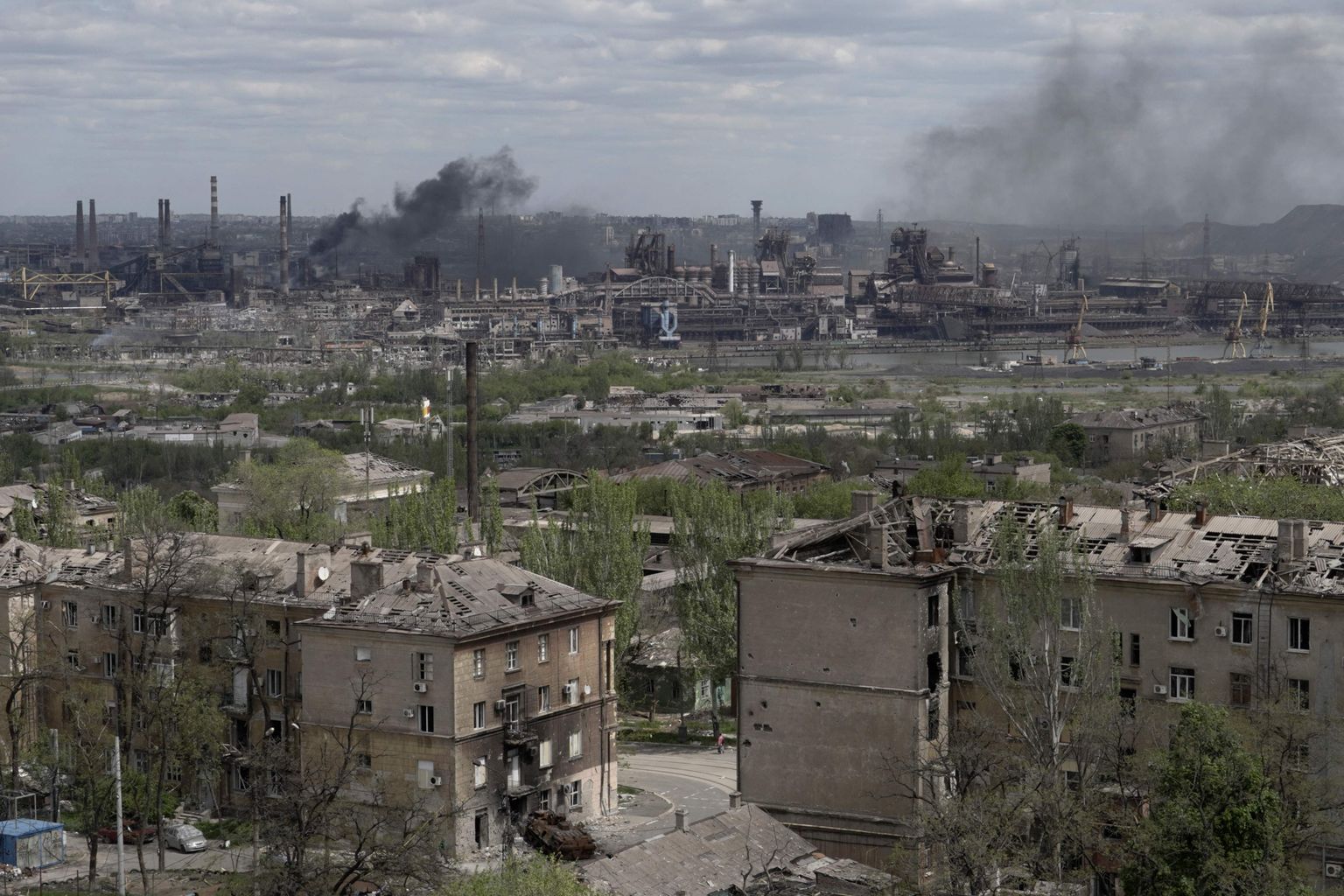 Lõuna-Ukraina linn Mariupol, mis on Vene vägede kätte langemas, ning sealne Azovstali terasetehas, millest Ukraina armeel õnnestus evakueerida haavata saanud sõdureid, kes viidi Vene vägede käes olevatesse paikadesse. Ukraina loodab oma sõdurid vahetada nende käes olevate Vene sõdurite vastu