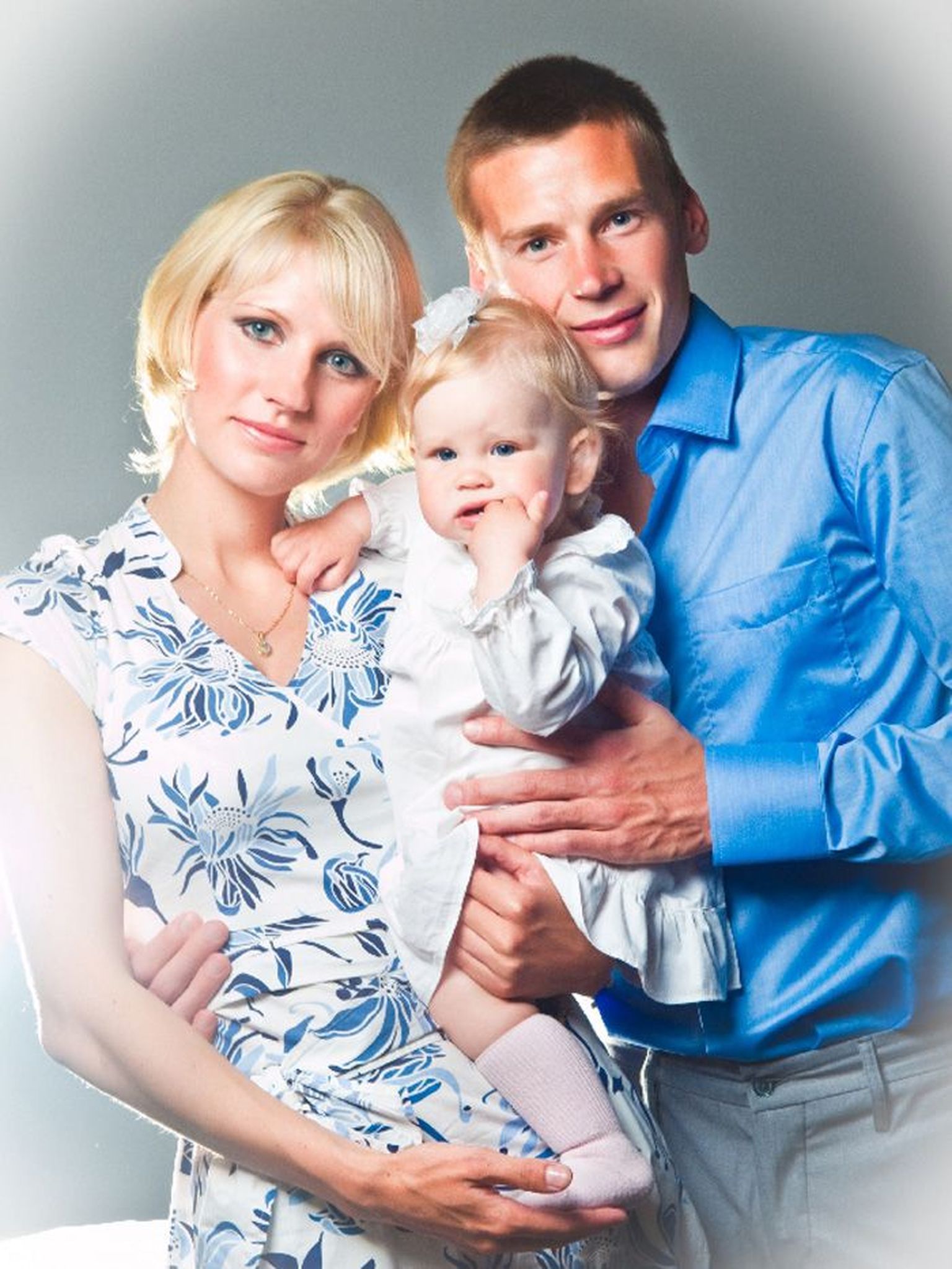 Üks Eesti jalgpallikoondise hinnatumaid liikmeid Aleksandr Dmitrijev (paremal) koos abikaasa Anna ning aasta ja viie kuu vanuse tütre Angelinaga.
