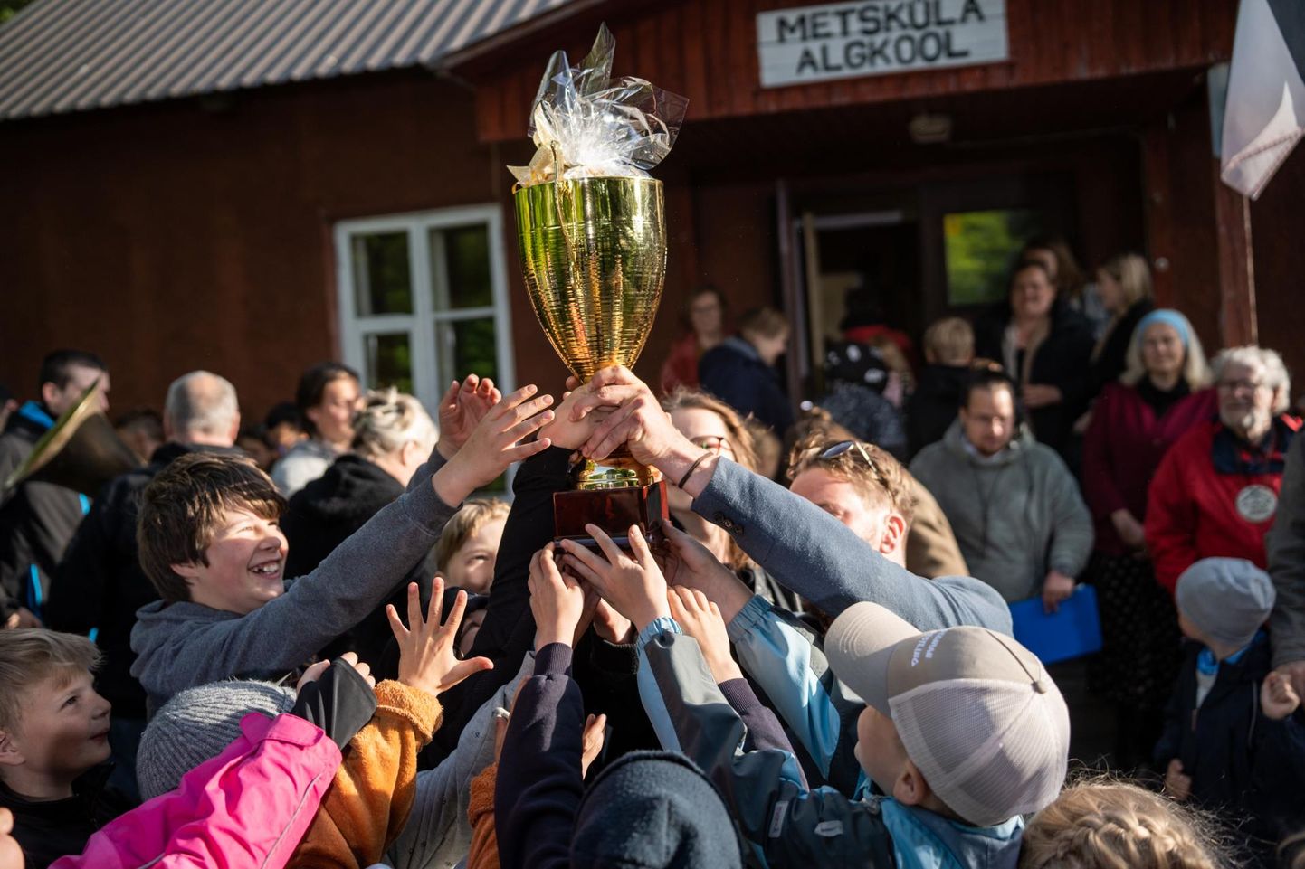 Tänavu juunis sai Metsküla algkool aasta kooli tiitli, kuid paneb praeguse seisuga Lääneranna vallavolikogu otsusel sellest sügisest uksed kinni.
