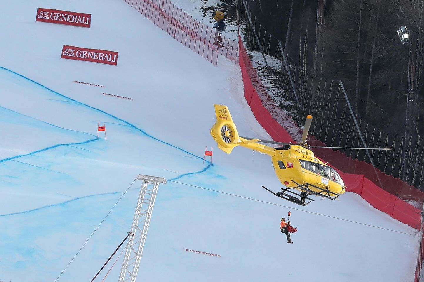 Helikopter toimetab kukkunud Klemen Kosi haiglasse.
