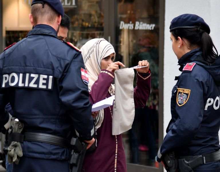 Austria politsei nõuab naiselt näokatte ja rätiku eemaldamist