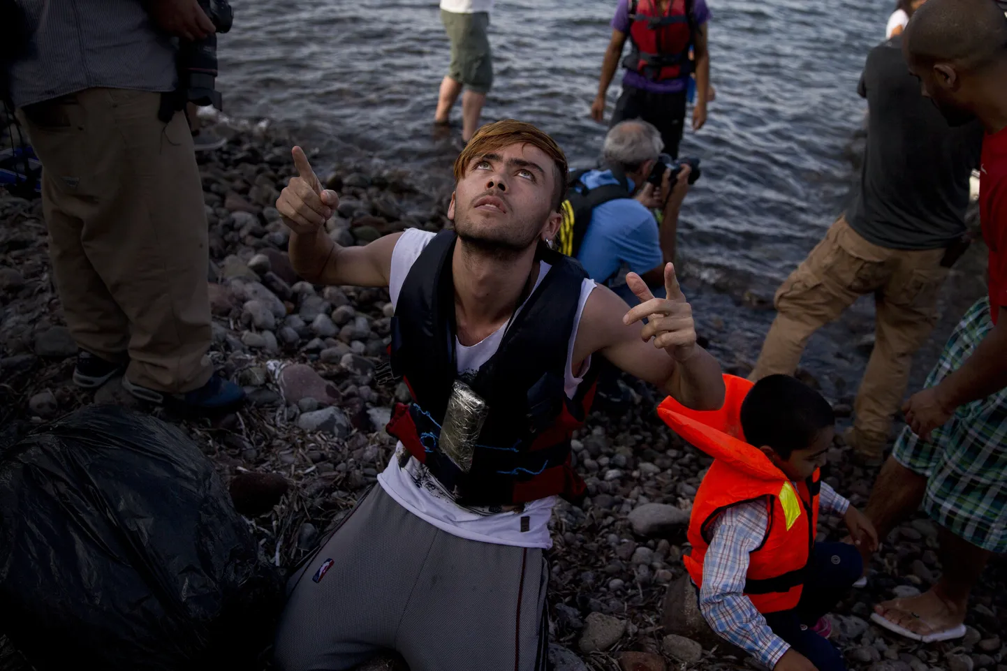 Türgi kaudu Vahemeres asuvale Kreeka Lesbose saarele jõudnud afgaani mees pärast ohtlikku mereretke palvetamas.