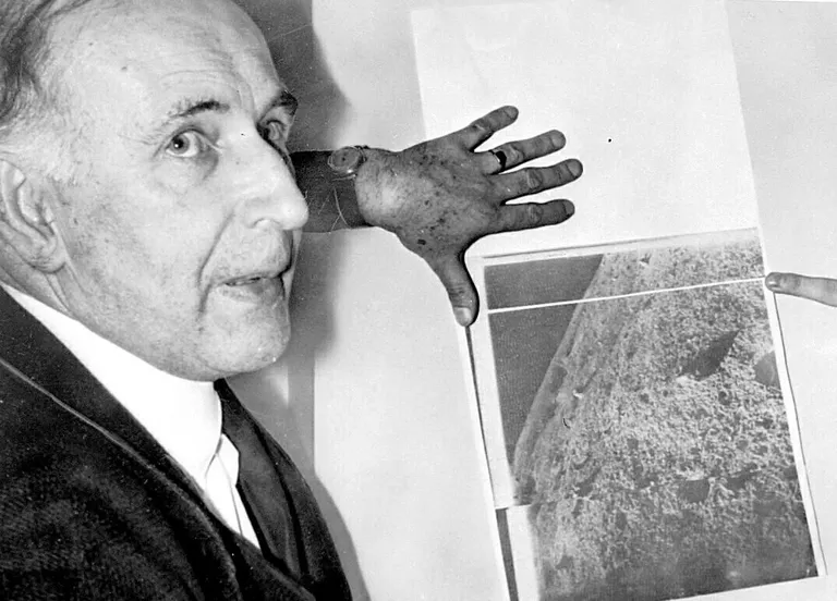 Briti astronoom Bernard Lovell näitamas Luna 9 fotot Kuu pinnast. Foto: Scanpix