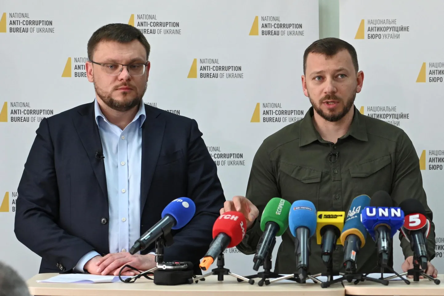 NABU direktor Semen Krivonoss (vasakul) ja SAPO direktor Oleksandr Klõmenko Ukraina ülemkohtu juhi kinnipidamisele pühendatud pressikonverentsil mullu mais Kiievis.