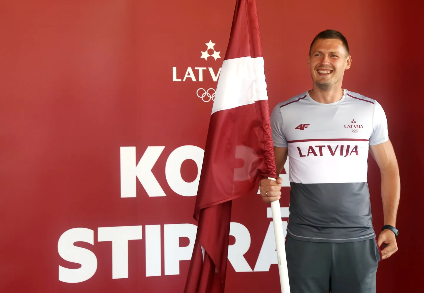Latvijas karoga nesējs Tokijas olimpisko spēļu atklāšanas ceremonijā 3x3 basketbola komandas kapteinis Agnis Čavars piedalās preses konferencē pie Rīgas lidostas VIP termināla pirms došanās uz Olimpiskajām spēlēm Tokijā.