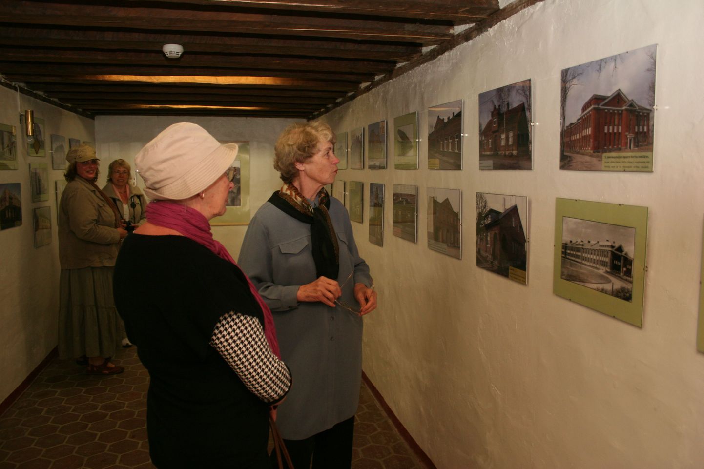 Rakvere ajaloo põhjalik tundja Odette Kirss (paremal) teab iga maja
kohta rääkida mõne huvitava seiga või loo.