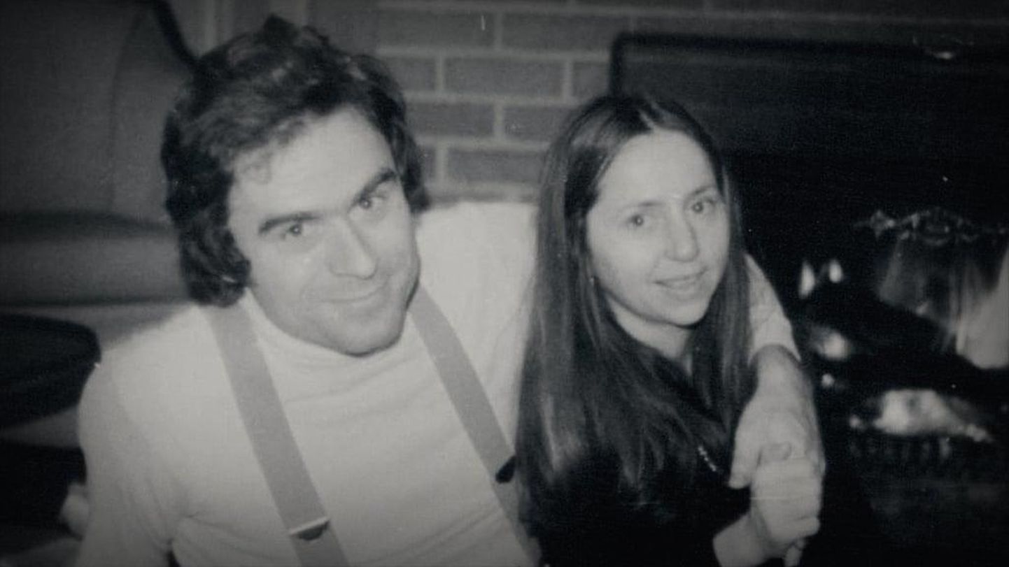 Milline tavaline ja ohutu mees! Ted Bundy ja tema kauaaegne elukaaslane Elisabeth Kendall. «Conversations with a Killer: The Ted Bundy Tapes».   Kaader Telesarjast