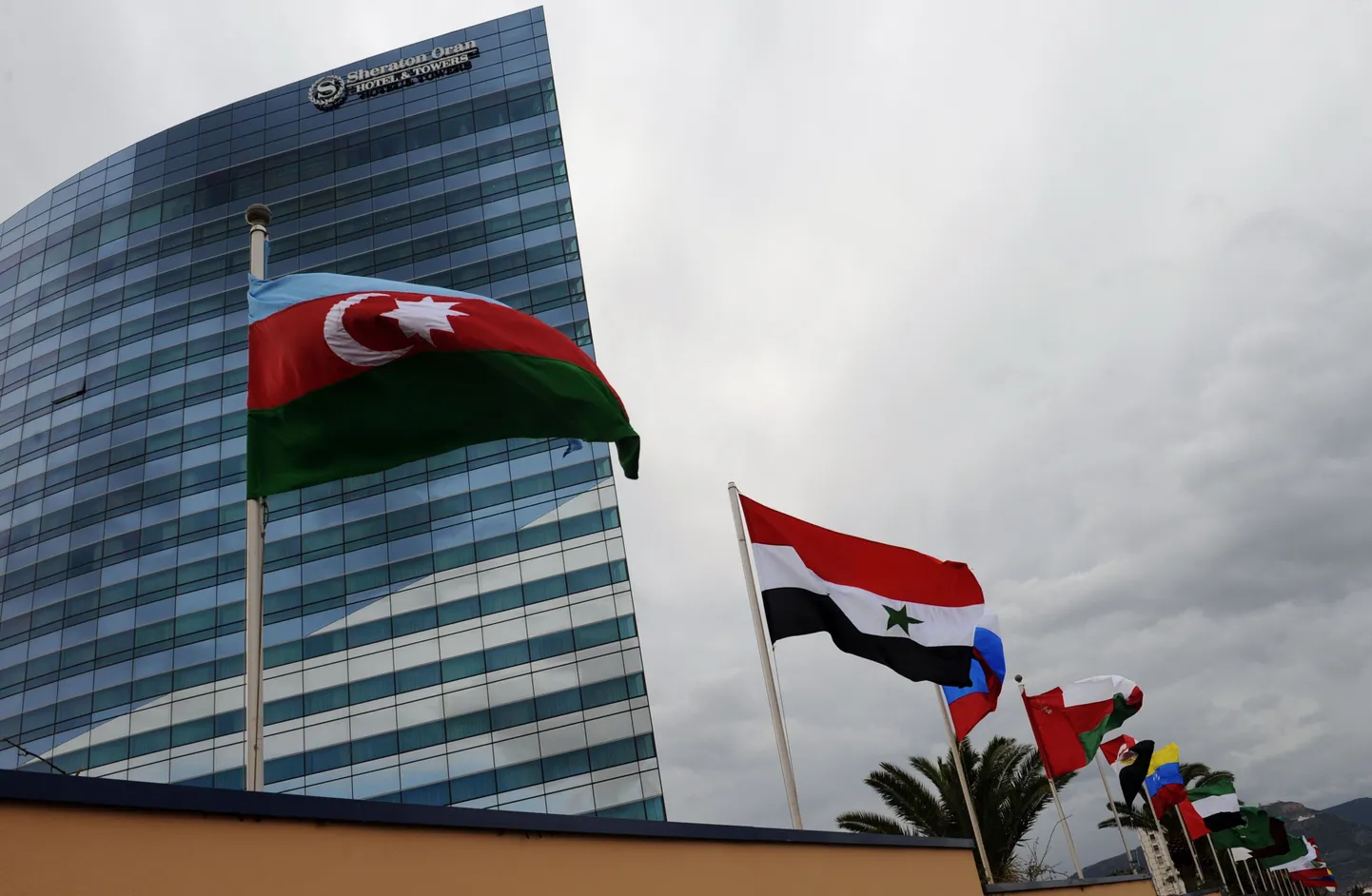 OPECi liikmesriikide lipud Sheratoni hotelli ees Oranis, kui kartell pidas nõu eelmisel nädalal.