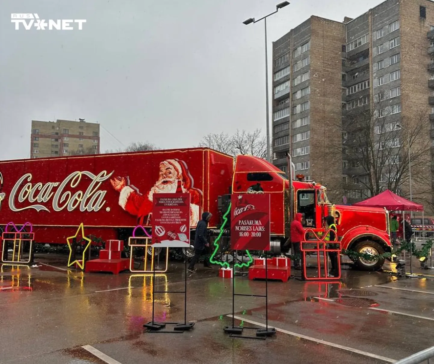 Рождественский автомобиль Coca-Cola в Риге