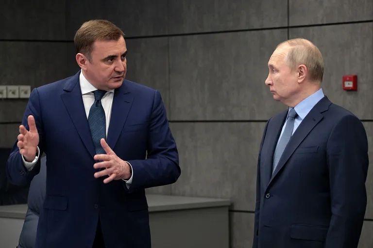 Aleksey Dyumin (left) has a very good relationship with Russian ruler Vladimir Putin (right). His candidacy would have been much more suitable for the position of defense minister than Andrei Belousov's.