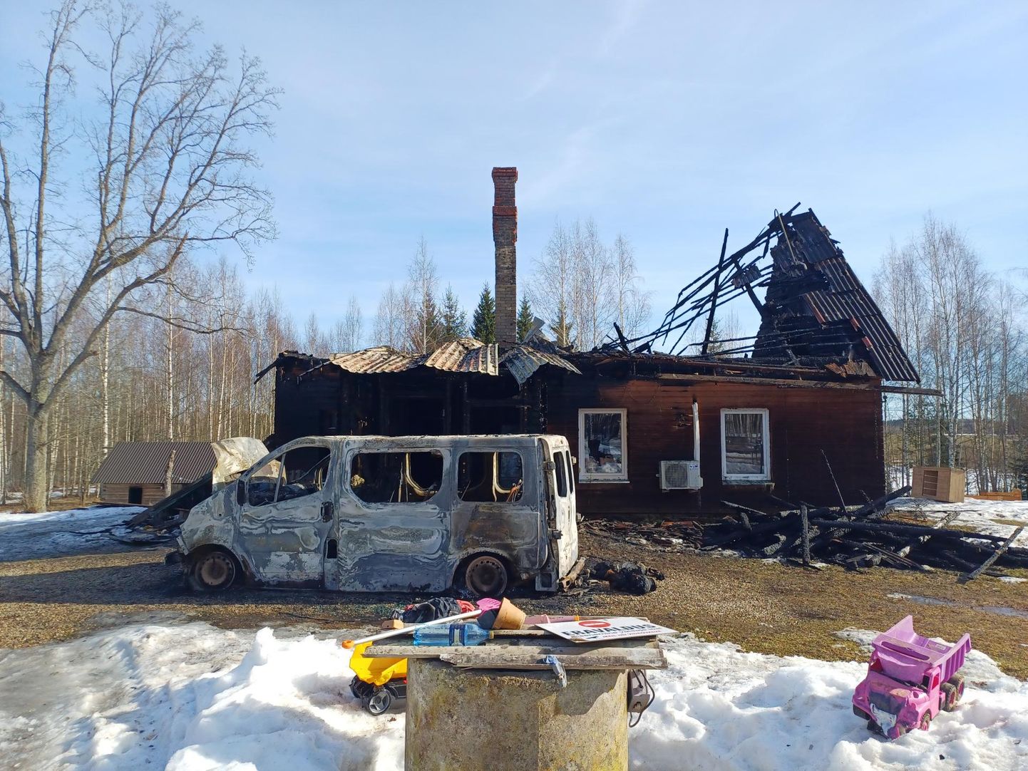 Пожар лишил семью дома, а также основного средства передвижения.