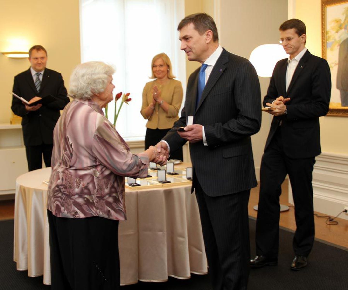 Peaminister Andrus Ansip andis ühe 14 aumärgist Karksi vallas elavale endisele õpetajale Elve Joonele.