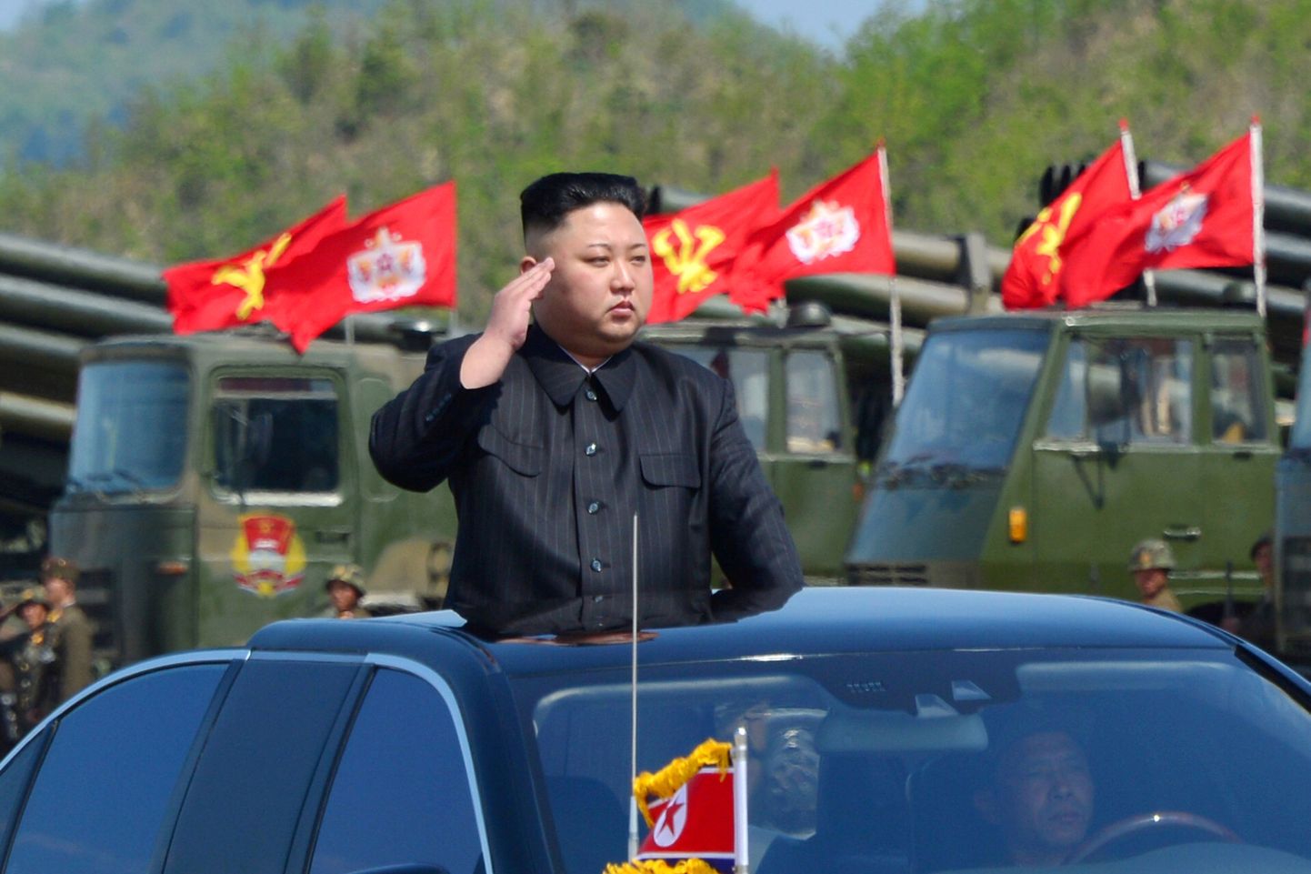 Kim Jong-un sõjaväeparaadil.