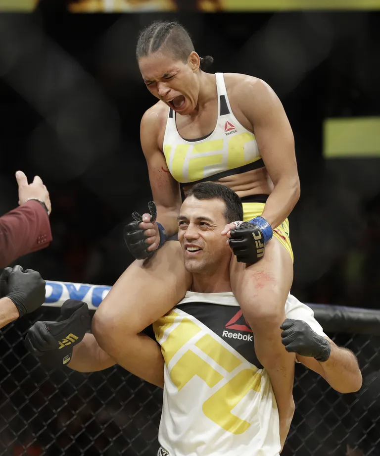 Amanda Nunes tähistamas Miesha Tate'i alistamist ja meistrivöö võitmist. / Scanpix