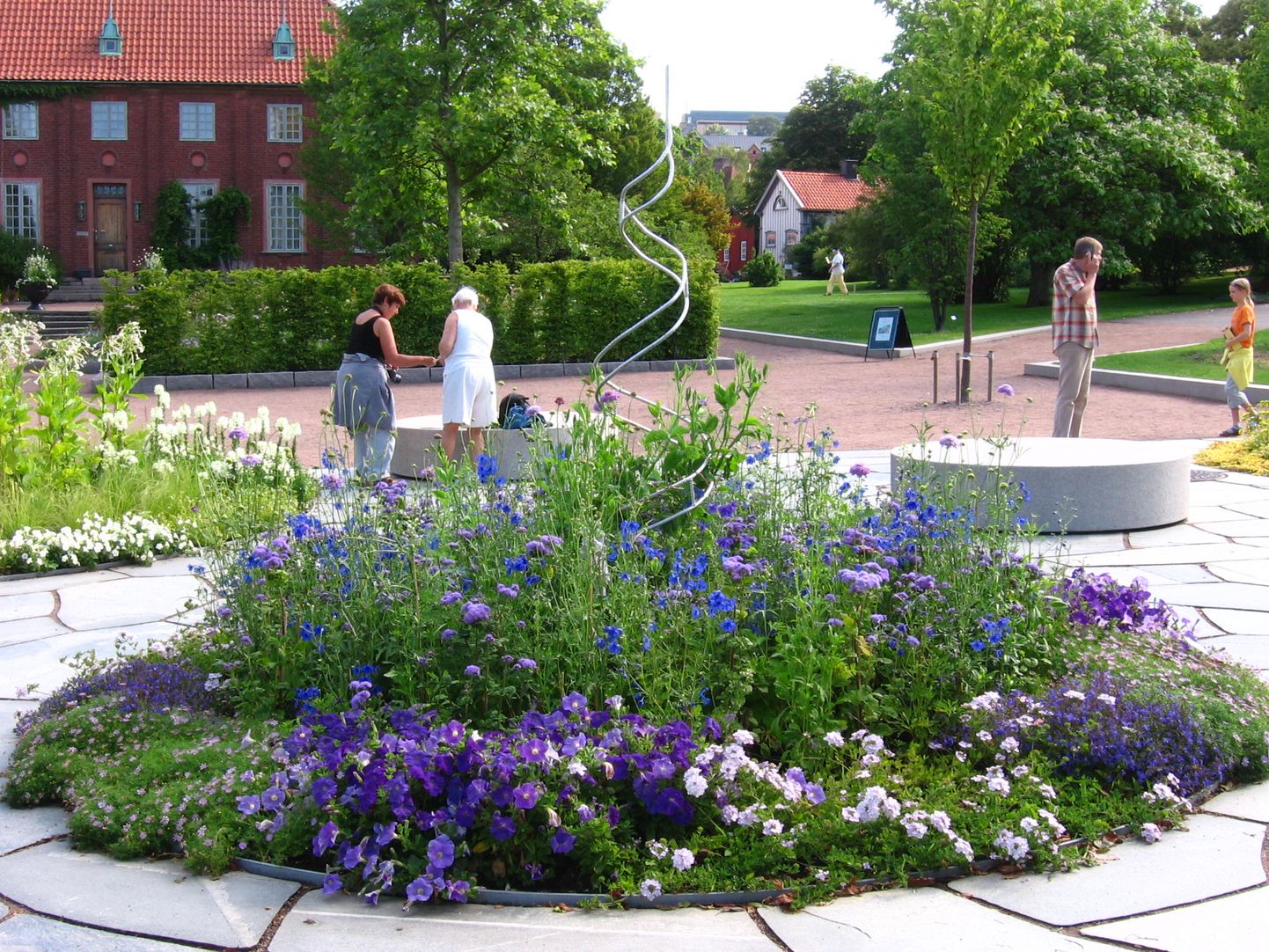 See sinivalge klump, kus esiplaanil kasvavad petuuniad, on jäädvustatud Göteborgis. Eestis näeme tänavu sinimustvalgeid lillepeenraid.