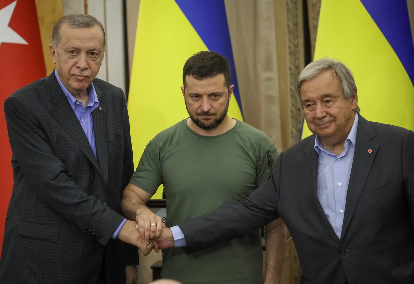 Türgi president Recep Tayyip Erdoğan koos Ukraina presidendi Volodõmõr Zelenskõi ja ÜRO peasekretäri António Guterresega 18. augustil 2022 Lvivis.  REUTERS/Gleb Garanich