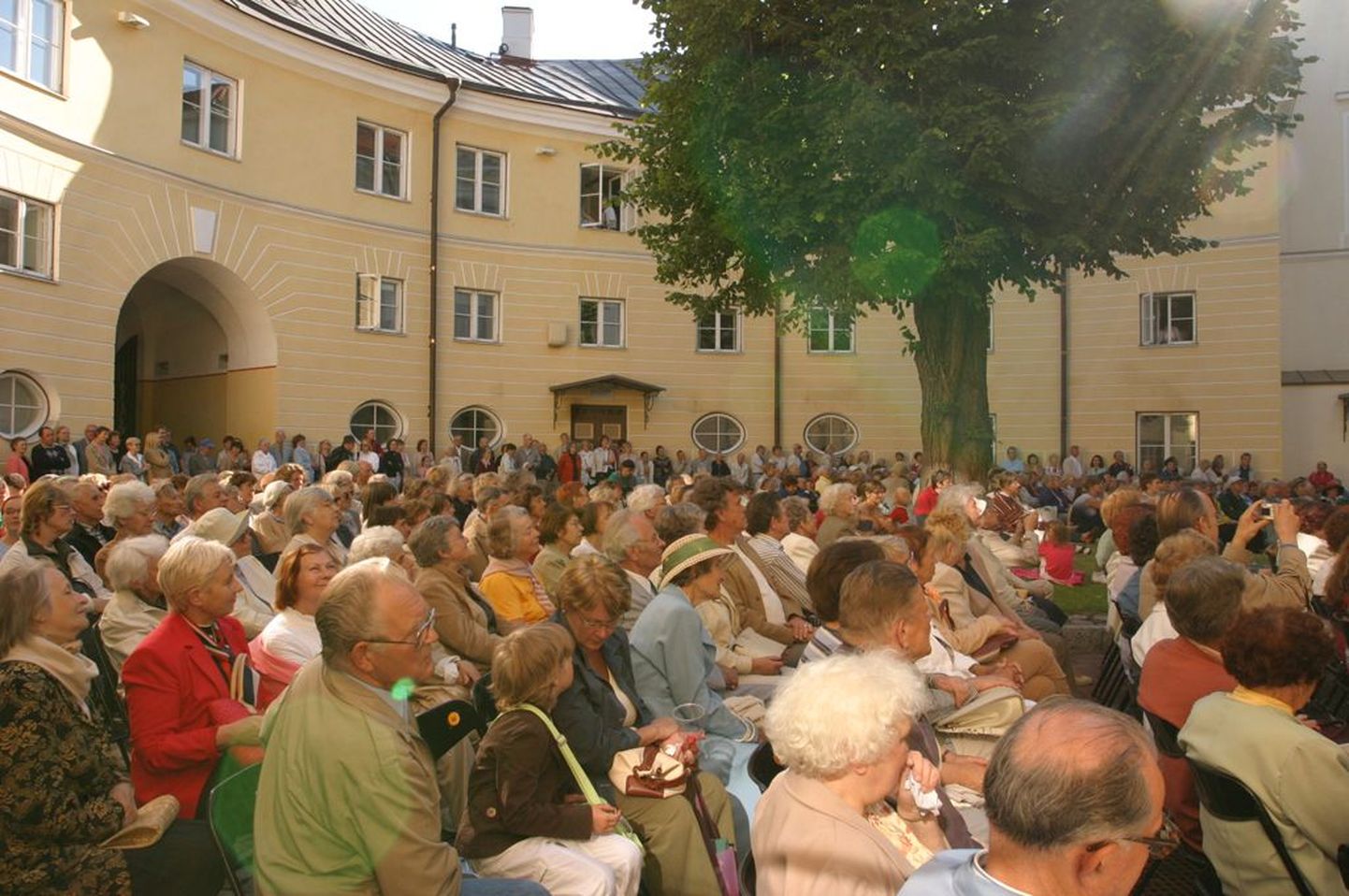 Stenbocki maja õuel toimuvad tasuta kontserdid toovad rahva kokku.
