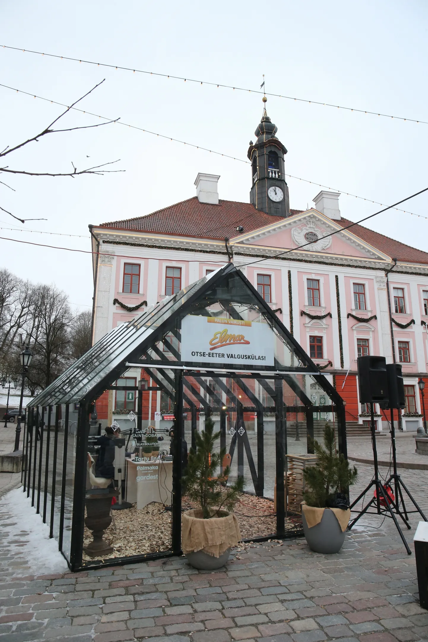 Raadio Elmar tegi saateid Tartu Raekoja platsi valguskülast ka eelmise aasta jõulude eel.