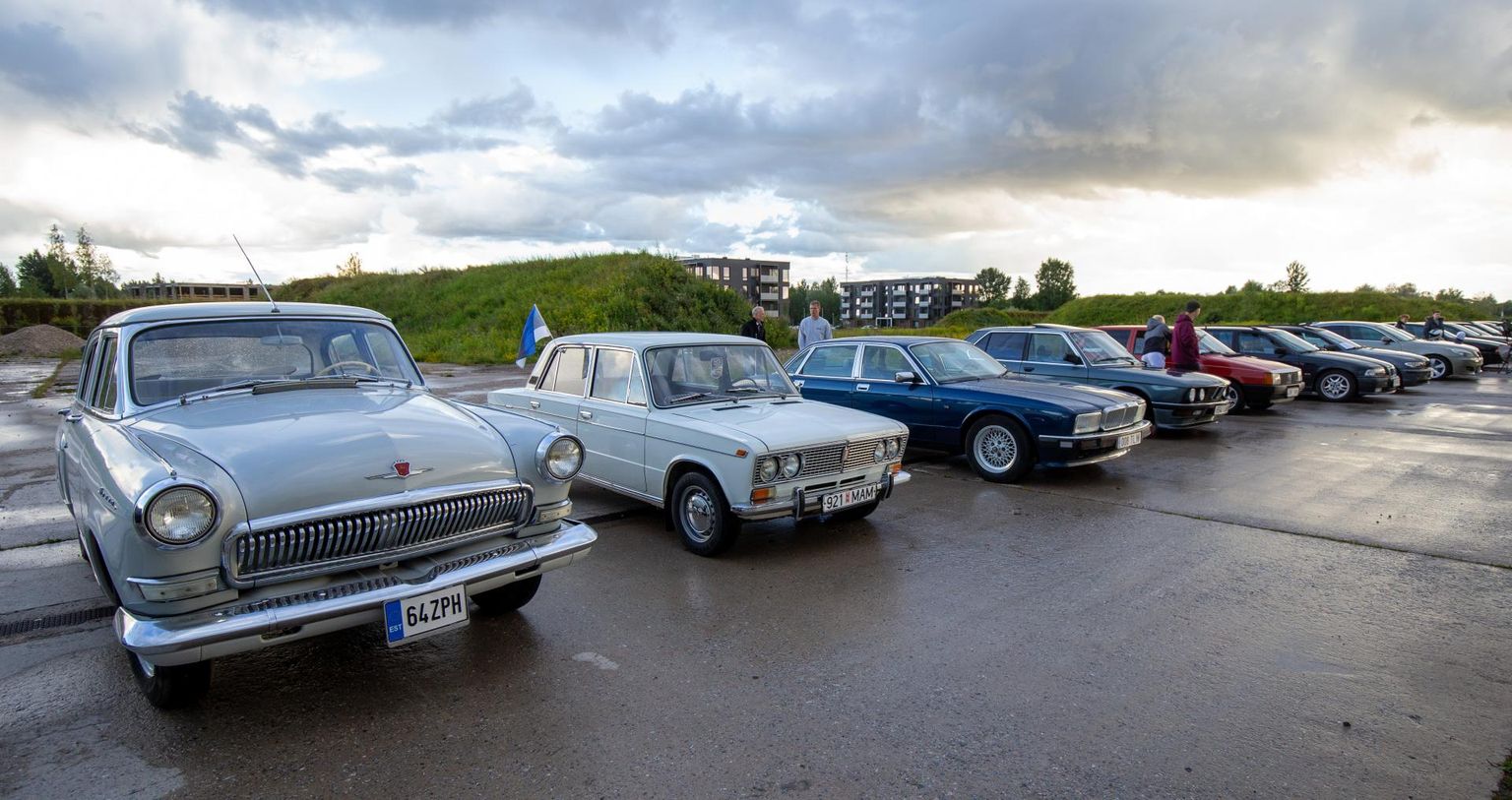 Neljapäeval Raadil korraldatud hobiautode kogunemisele Cars & Coffee sõitis kohale enam kui 250 eri marki ja eri väljalaske­aastaga autot.