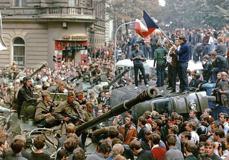 Rahvas püüab takistada Nõukogude sõjaväelaste edasiliikumist Prahas augustis 1968.