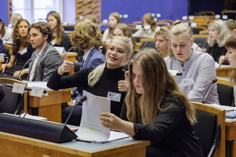 Täna hommikul avas riigikogu esimees Jüri Ratas riigikogu saalis Mudel-Euroopa Parlamendi simulatsiooni, millest võttis osa sada kooliõpilast üle Eesti.