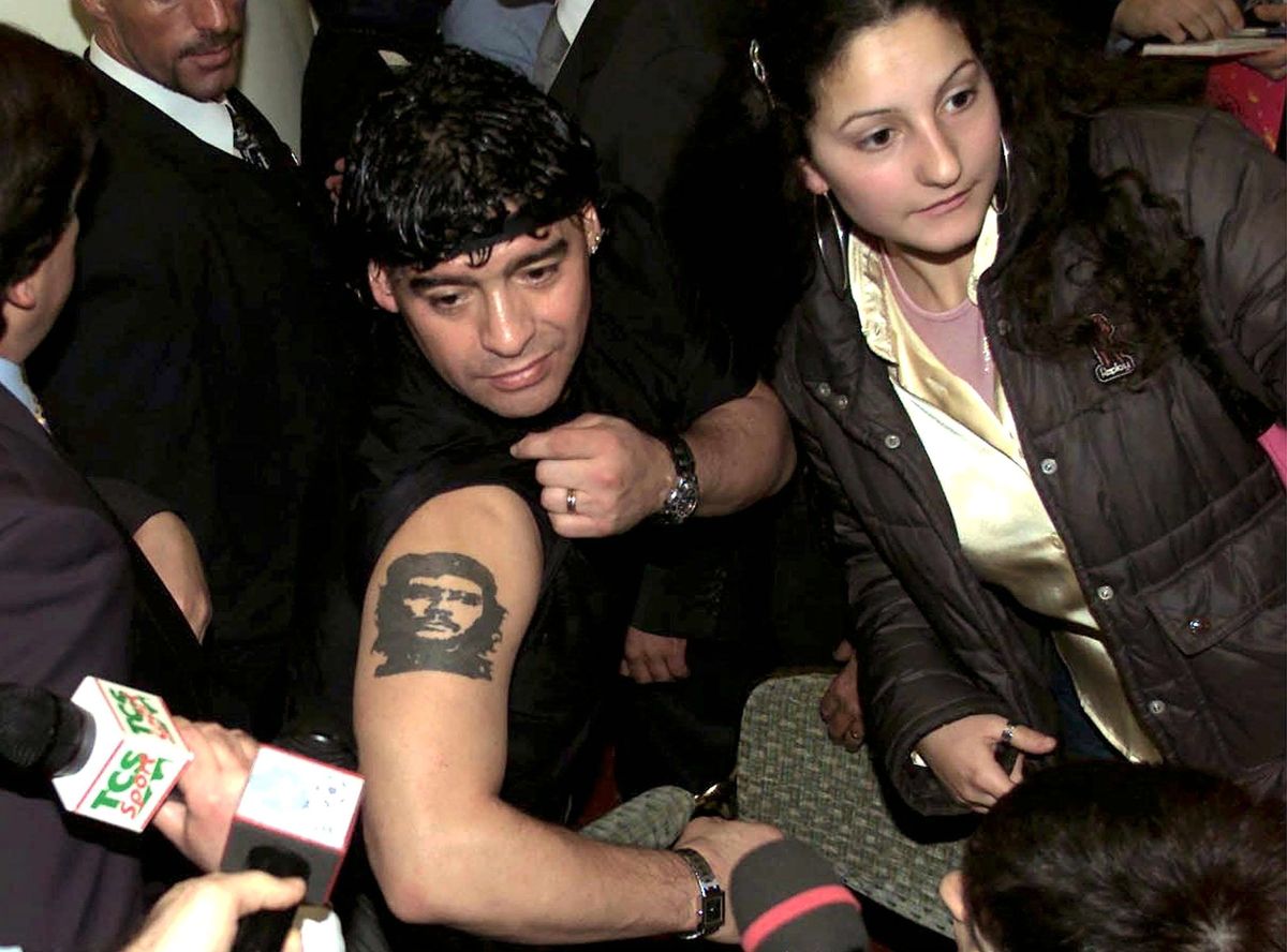 Марадона демонстрирует татуировку с изображением кубинского революционера Эрнесто Че Гевары - ещё одного кумира аргентинца (2001 год)