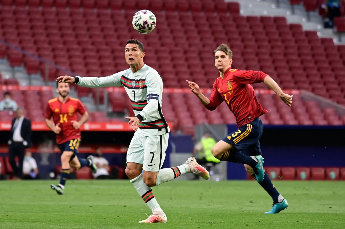 Kui kontrollkohtumises sai Diego Llorente (paremal) ohjata Cristiano Ronaldot, siis nüüd tuleb tal viibida eneseisolatsioonis.