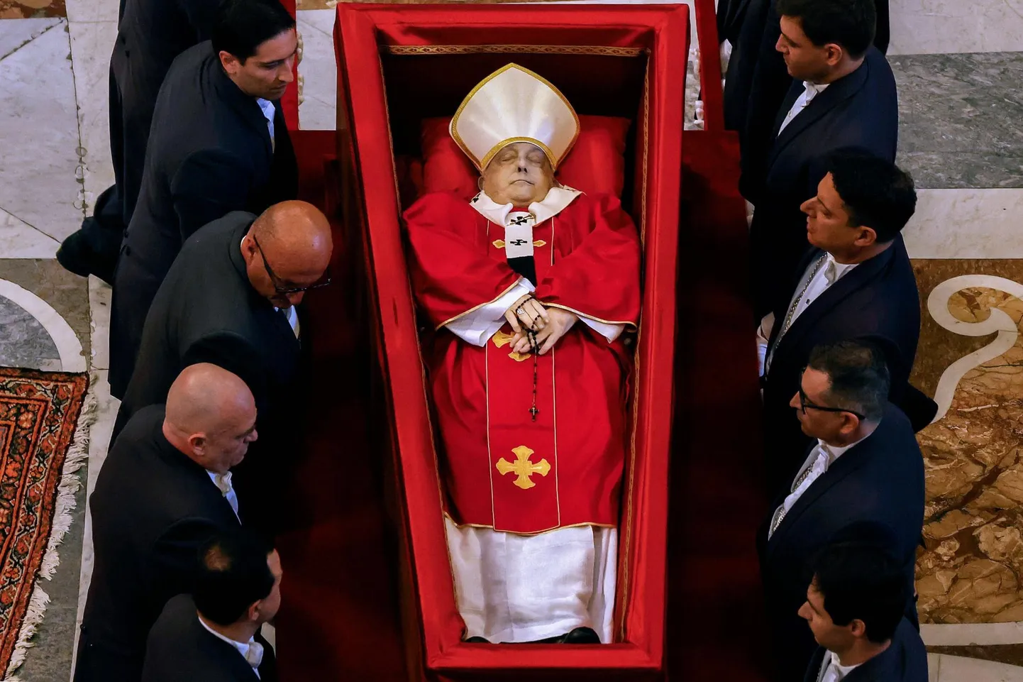 Täna peetavate matusteni seisis paavst Franciscuse lihtne puukirst Püha Peetruse basiilikas.