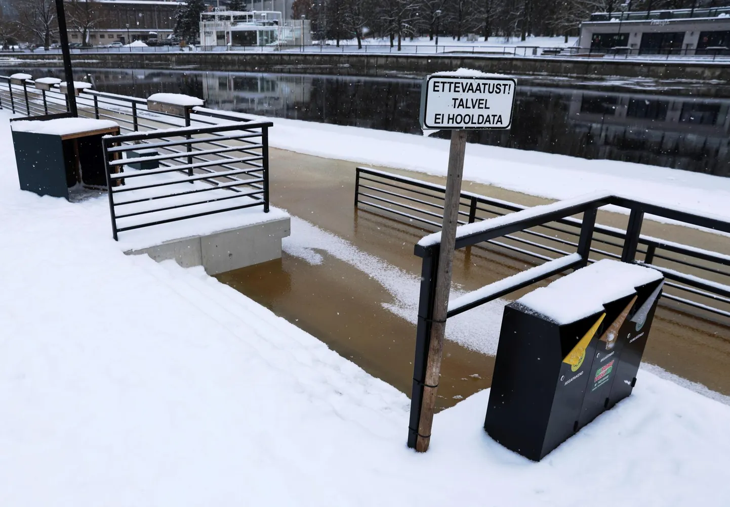 Emajõgi oli eile pärastlõunal Tartu südalinnas Atlantise maja ees tunginud üle trepistiku. Lähipäevil kerkib jõe veetase veelgi.